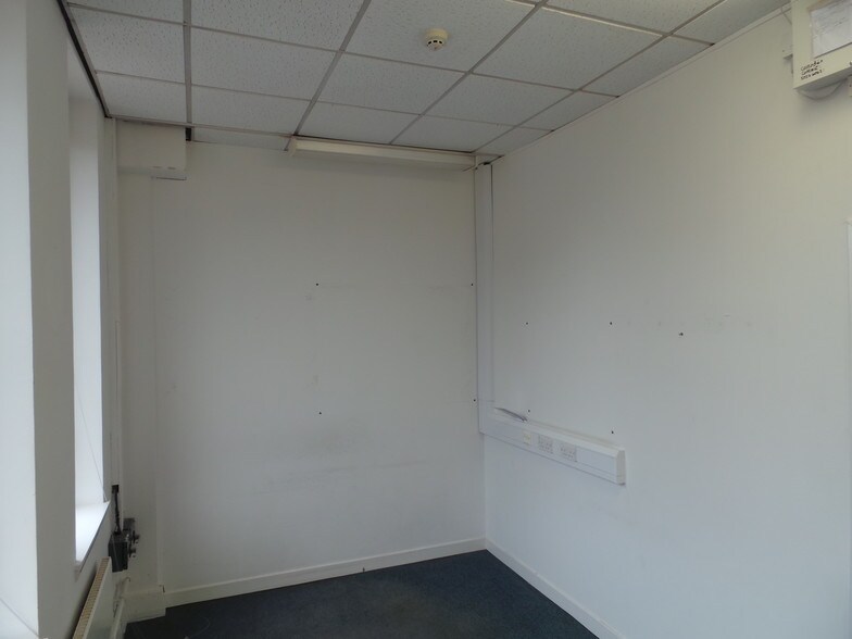 St Johns Sq, Perth to rent - Interior Photo - Image 3 of 8