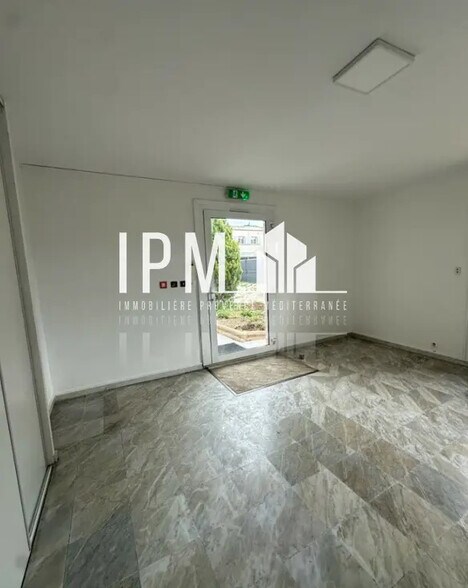 Light Industrial in Aix-en-Provence to rent - Interior Photo - Image 2 of 5