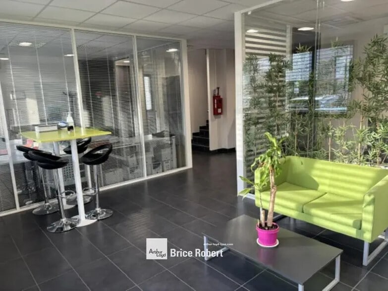 Light Industrial in Vaulx-en-Velin to rent - Interior Photo - Image 3 of 8