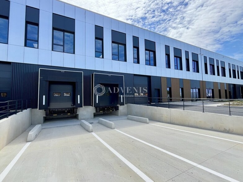 Industrial in Aulnay Sous Bois to rent - Building Photo - Image 1 of 10