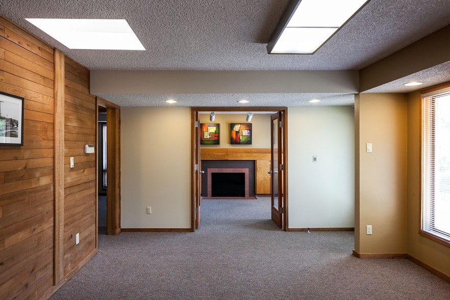 1270 SW Parrish St, Lake Oswego, OR for rent - Interior Photo - Image 3 of 9