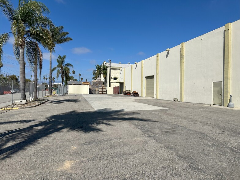 1050 Factory Ln, Oxnard, CA for rent - Building Photo - Image 3 of 10