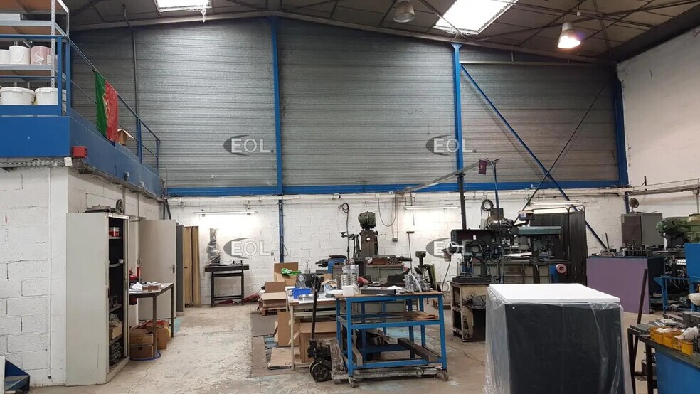Light Industrial in Chassieu to rent - Interior Photo - Image 3 of 7
