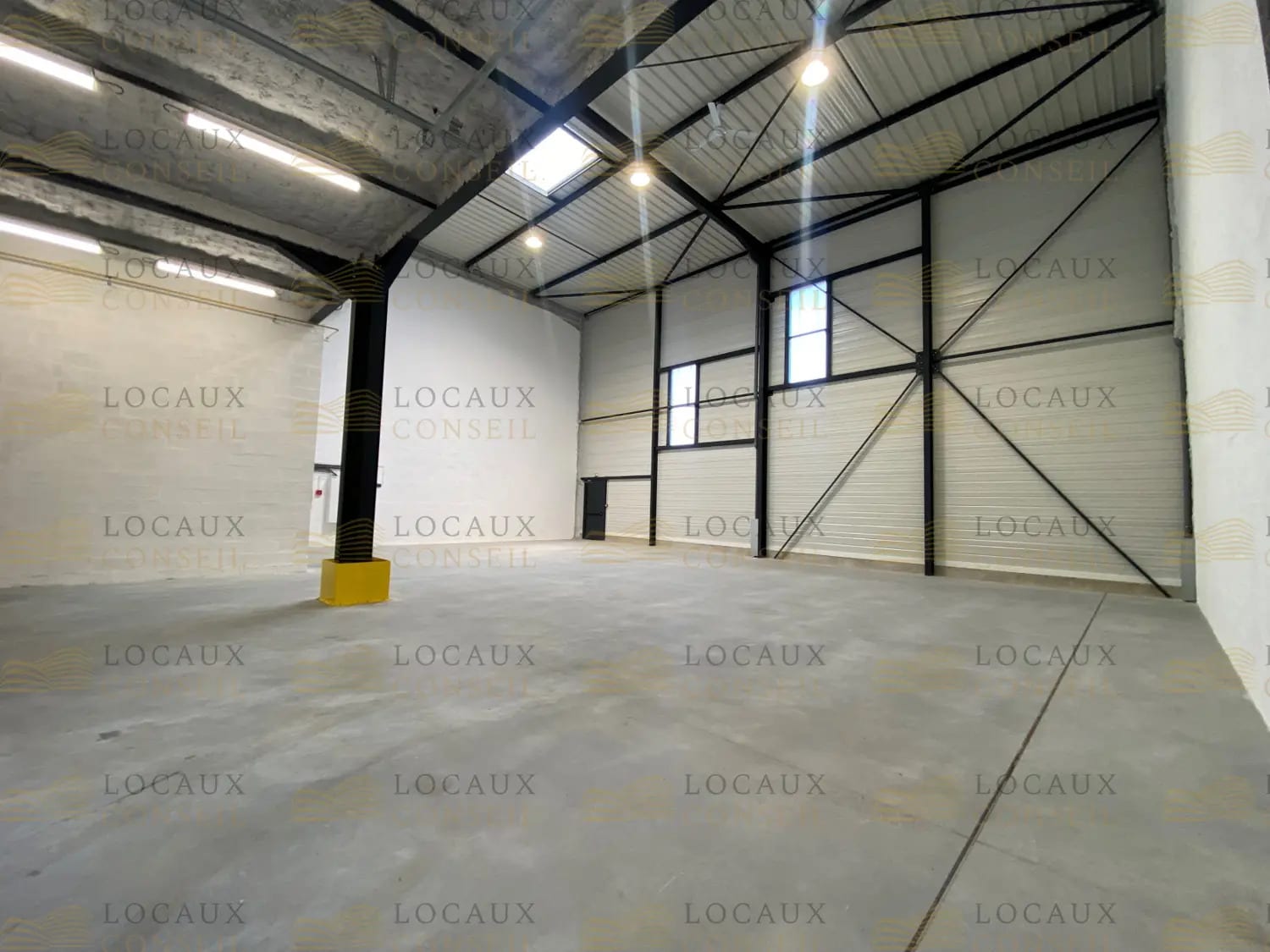 Light Industrial in SAINT-OUEN-L'AUMONE to rent Interior Photo- Image 1 of 14