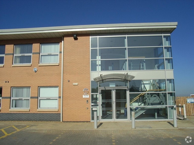 Capability Green, Luton to rent - Building Photo - Image 3 of 6
