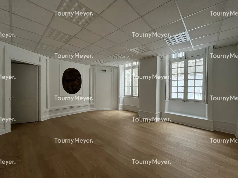 Location Bureaux 182 m² - Photo 1