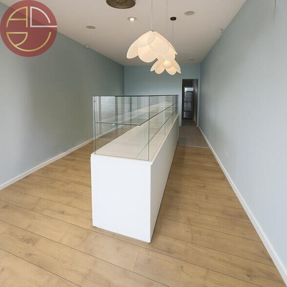 Retail in Toulouse to rent - Interior Photo - Image 2 of 4