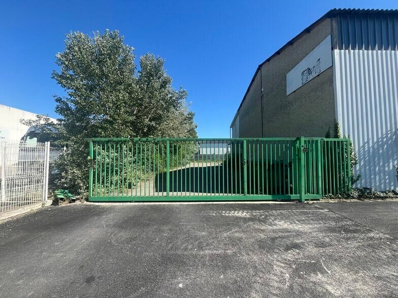 Light Industrial in PLAN-D'ORGON for sale - Building Photo - Image 2 of 11
