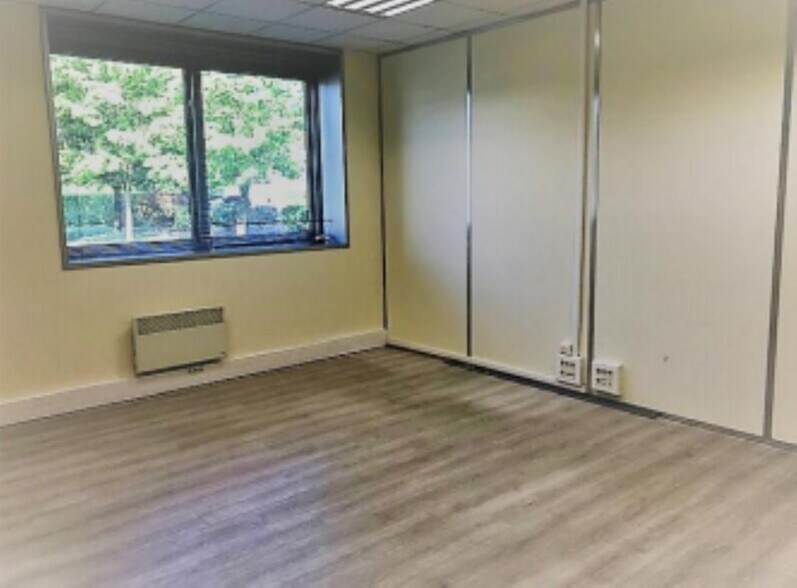 Office in Nanterre to rent - Interior Photo - Image 2 of 8