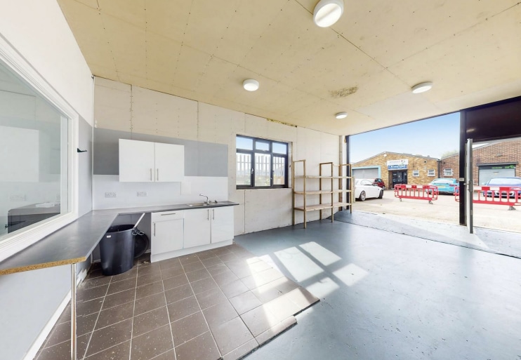 112-116 Brooker Rd, Waltham Abbey to rent - Interior Photo - Image 2 of 7