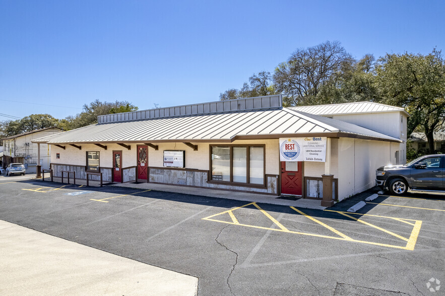 1111 N Walnut Ave, New Braunfels, TX for rent - Building Photo - Image 1 of 16