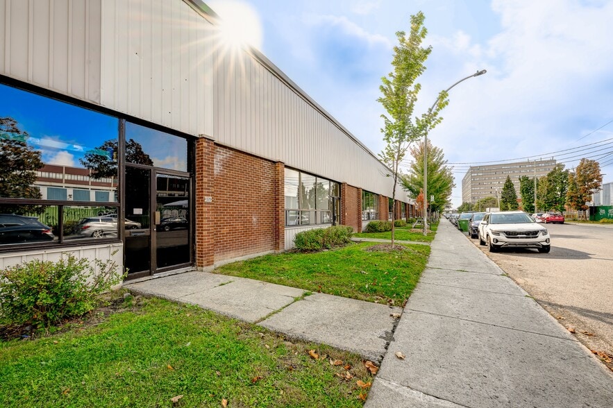1310-1370 Rue Chabanel O, Montréal, QC to rent - Building Photo - Image 3 of 16