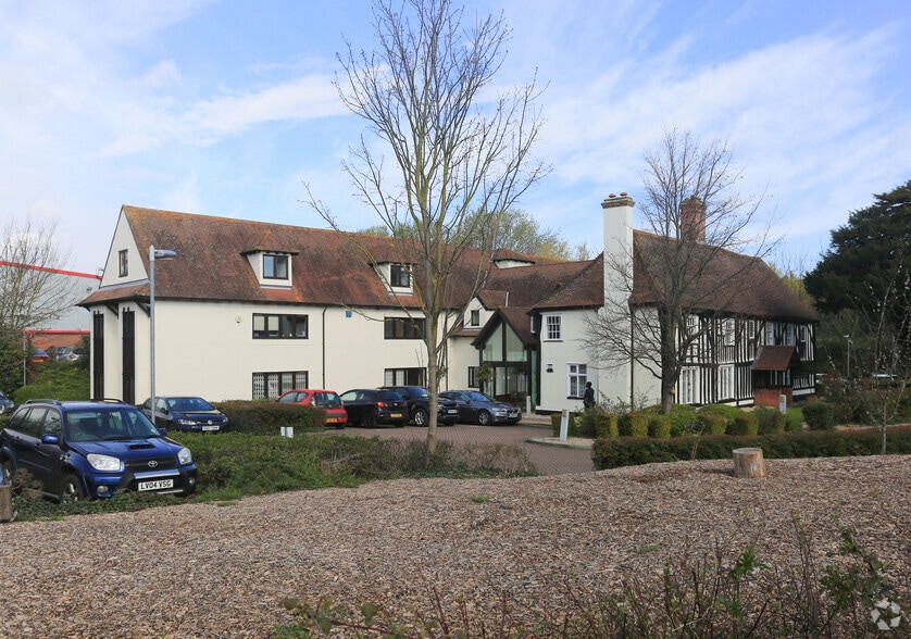 Springhead Rd, Northfleet to rent - Primary Photo - Image 1 of 12