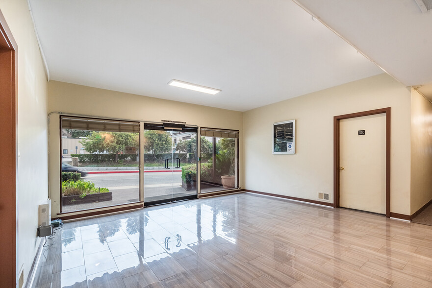 1545 N Verdugo Rd, Glendale, CA for rent - Interior Photo - Image 2 of 13