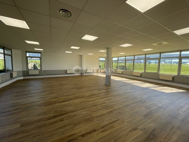 Office in Roissy-en-France to rent - Interior Photo - Image 1 of 9