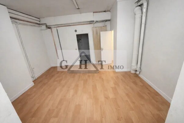 Retail in Paris to rent - Interior Photo - Image 3 of 3