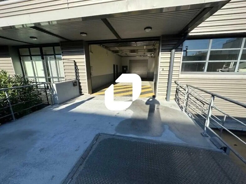 Light Industrial in Bezons to rent - Building Photo - Image 3 of 10