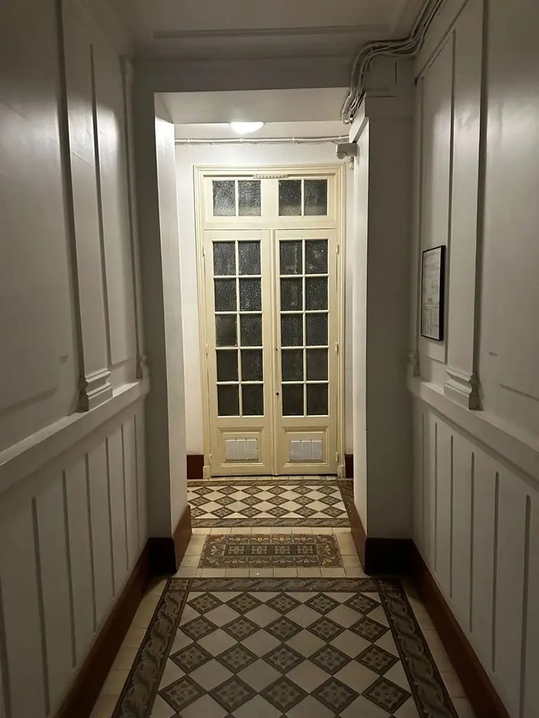 Retail in Paris for sale Interior Photo- Image 1 of 6