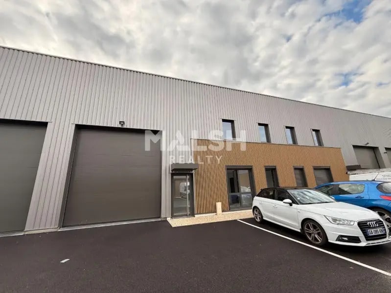 Light Industrial in Chassieu to rent Building Photo- Image 1 of 7
