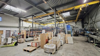 Light Industrial in Villemomble to rent Interior Photo- Image 2 of 16