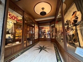 Retail in Barcelona, Barcelona to rent Interior Photo- Image 2 of 23