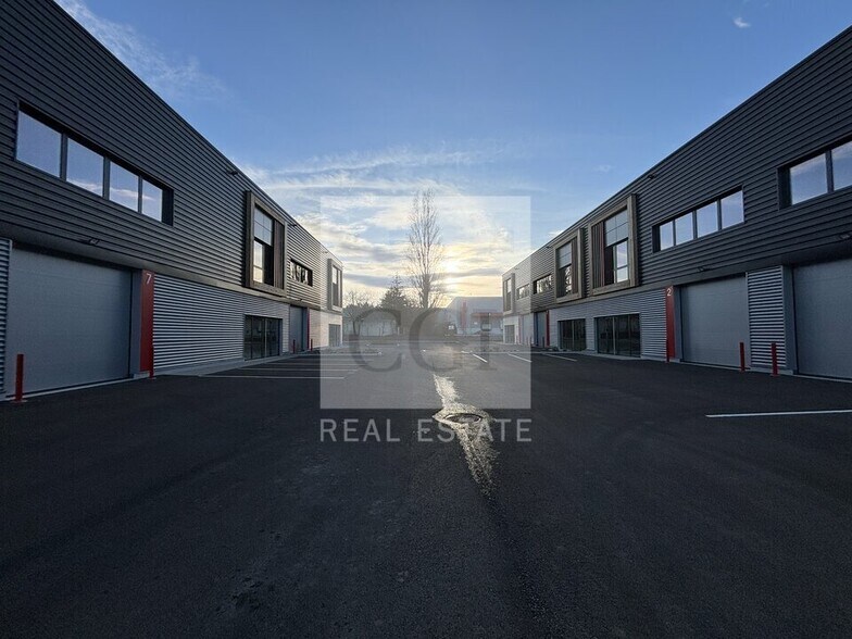 Light Industrial in Saint-Quentin-Fallavier to rent - Building Photo - Image 3 of 12