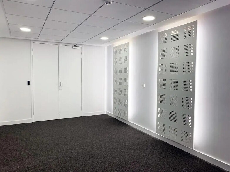 65 Rue Des Trois Fontanot, Nanterre to rent - Building Photo - Image 3 of 5