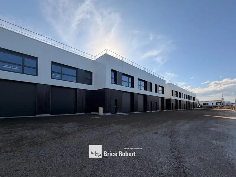 203 Avenue Franklin Roosevelt, Décines-Charpieu to rent - Building Photo - Image 1 of 16