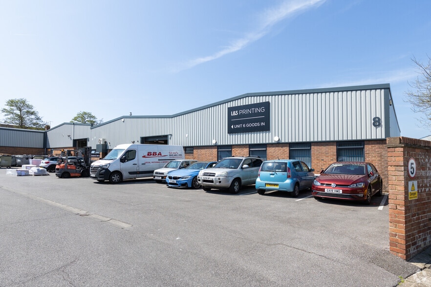 Dominion Way, Worthing to rent - Building Photo - Image 1 of 2