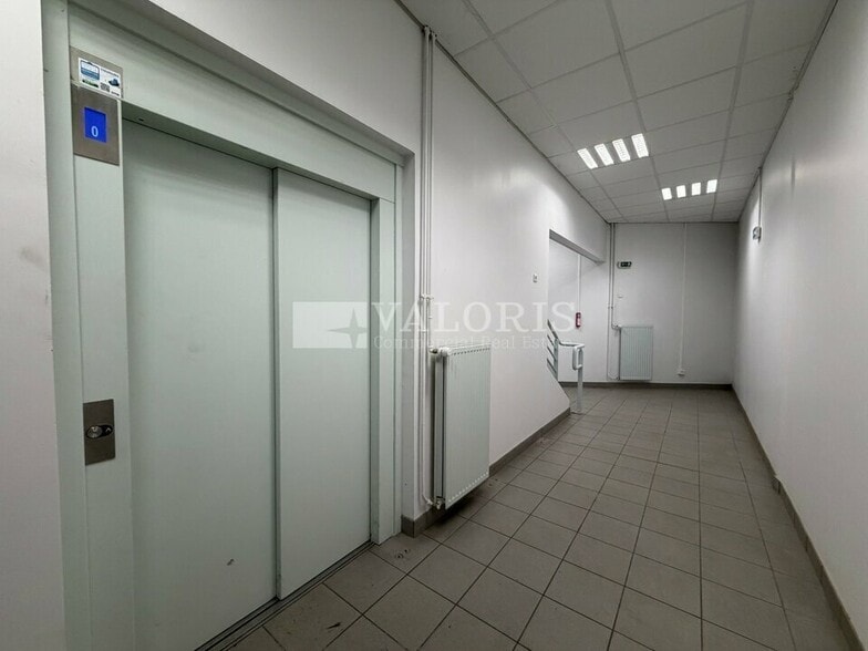 20 Avenue Lucien Buisson, Meyzieu to rent - Building Photo - Image 3 of 8