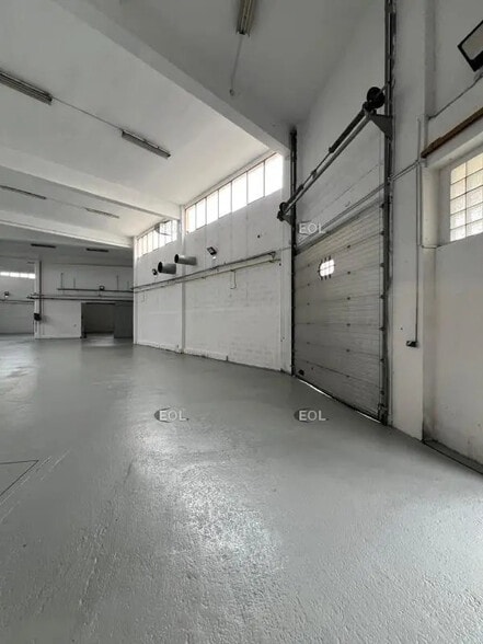 Light Industrial in Marseille to rent - Interior Photo - Image 3 of 7