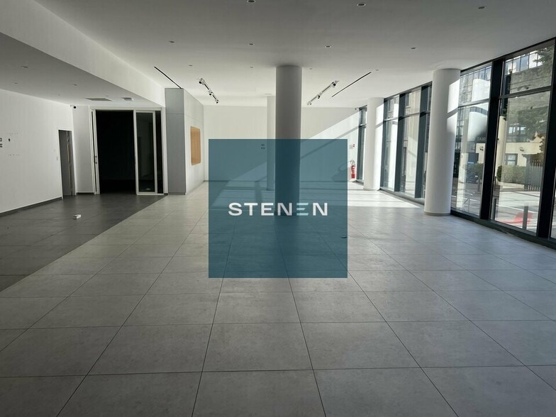 Retail in Marseille to rent - Building Photo - Image 1 of 5
