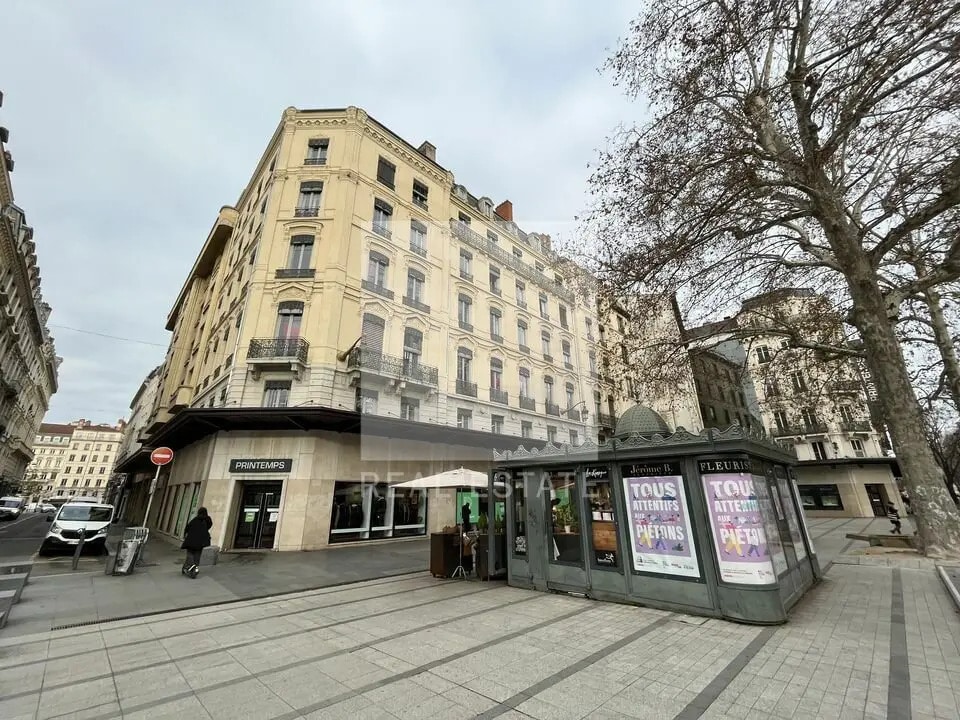 Office in Lyon to rent Building Photo- Image 1 of 13