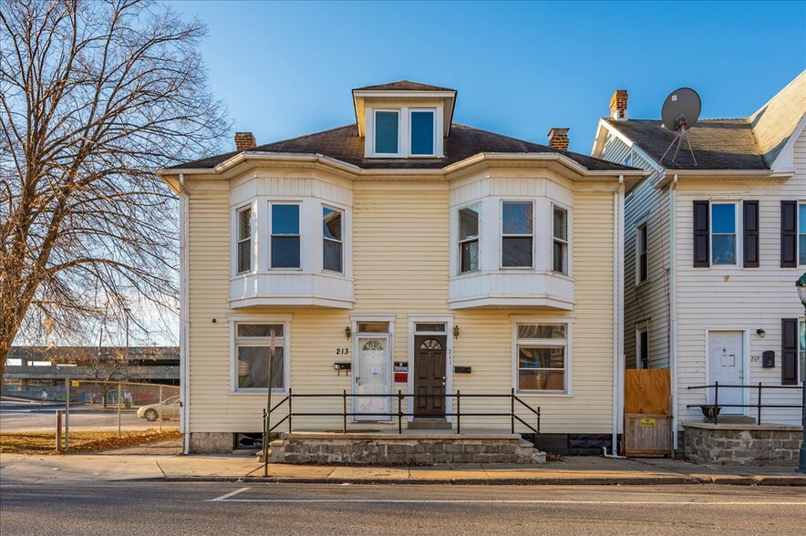 211-213 E Washington St, Hagerstown, MD for sale - Primary Photo - Image 1 of 1