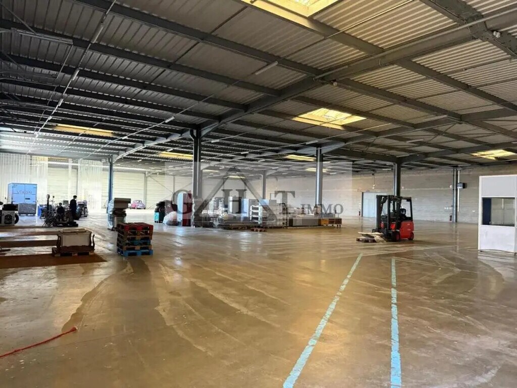 Location Entrepôt 2 700 m² - Photo 1
