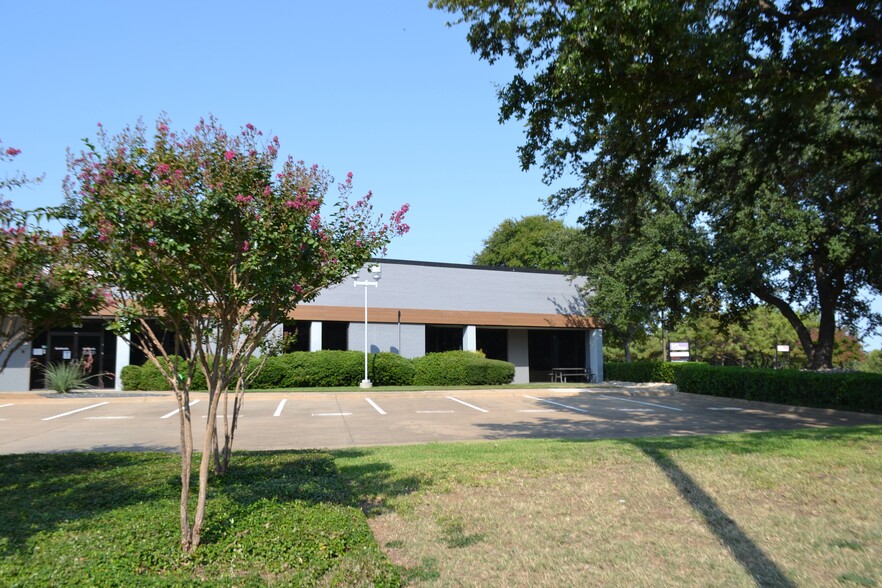 8101 Ridgepoint Dr, Irving, TX for rent - Building Photo - Image 3 of 4