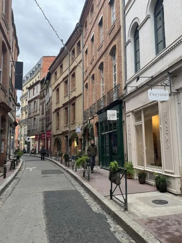 Retail in Toulouse to rent Building Photo- Image 1 of 2