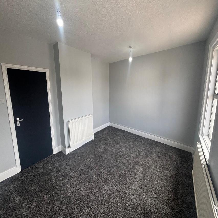 81-83 High St, Caterham to rent Interior Photo- Image 1 of 6