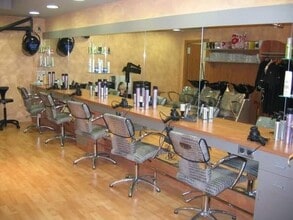 Retail in Montcada i Reixac, Barcelona to rent Interior Photo- Image 2 of 6