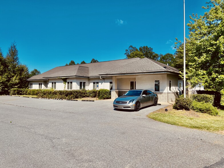 39 Loop Rd, Arden, NC for sale - Building Photo - Image 1 of 1