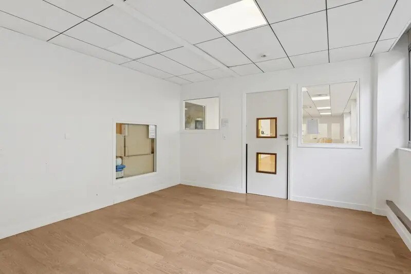 Office in Vincennes for sale Interior Photo- Image 1 of 13
