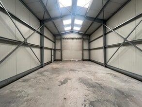 Light Industrial in Marseille to rent Interior Photo- Image 1 of 4