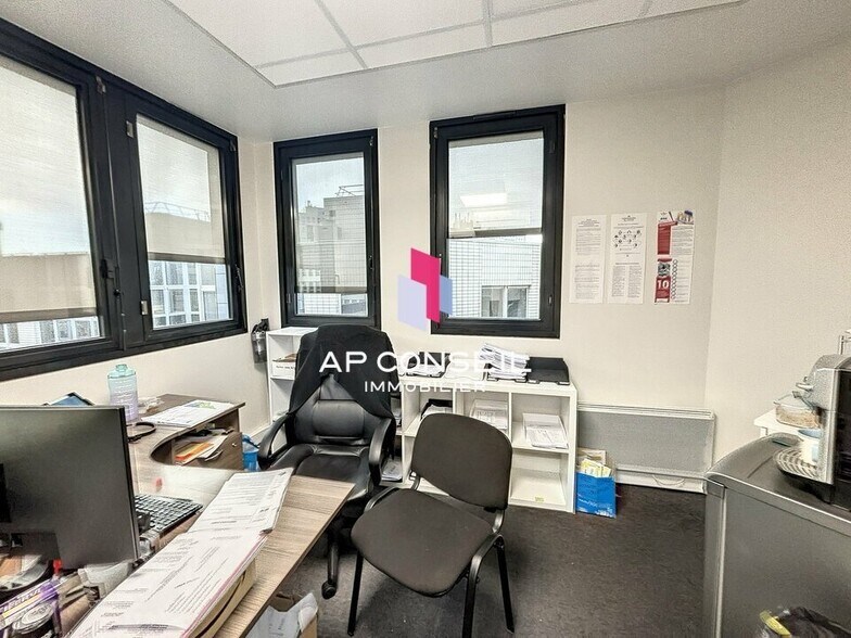 Office in Montigny-le-Bretonneux to rent - Interior Photo - Image 3 of 4