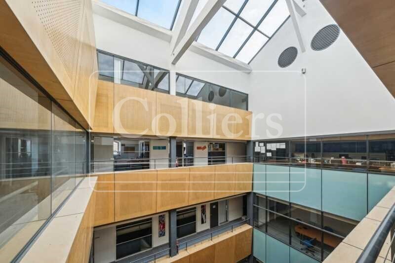 Office in Marseille to rent - Interior Photo - Image 2 of 11