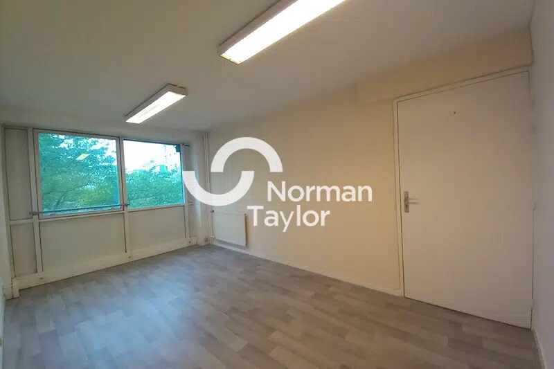 Office in Saint-Priest to rent Interior Photo- Image 1 of 9