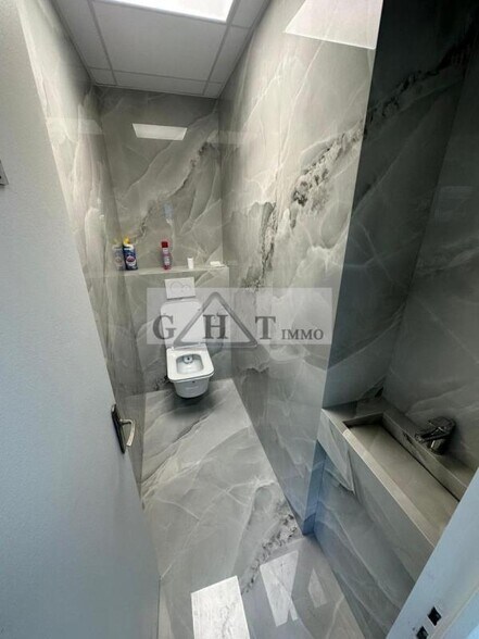 Office in Lieusaint to rent - Interior Photo - Image 3 of 3