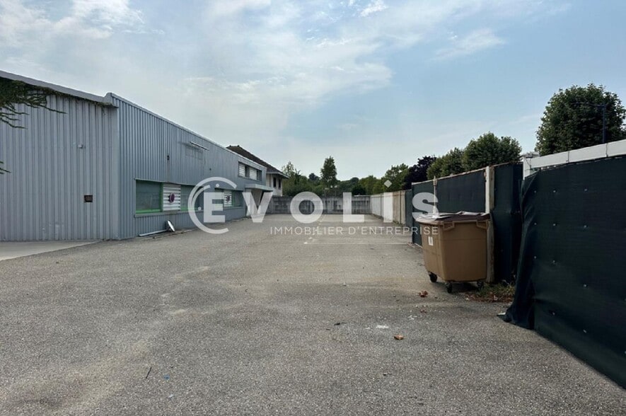 Light Industrial in Saint-Laurent-de-Mure for sale - Building Photo - Image 3 of 10