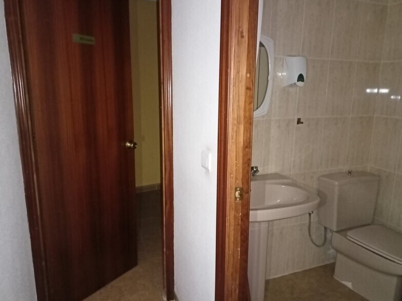 Retail in Cáceres, Cáceres to rent - Building Photo - Image 3 of 6