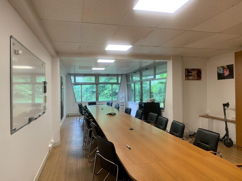 12 Rue Ampère, Igny to rent - Interior Photo - Image 3 of 8