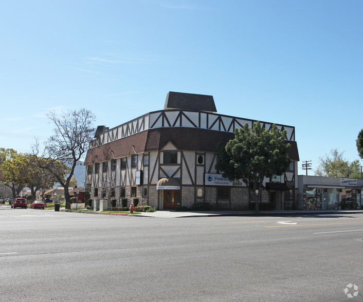 2300 W Magnolia Blvd, Burbank, CA for sale - Building Photo - Image 1 of 1